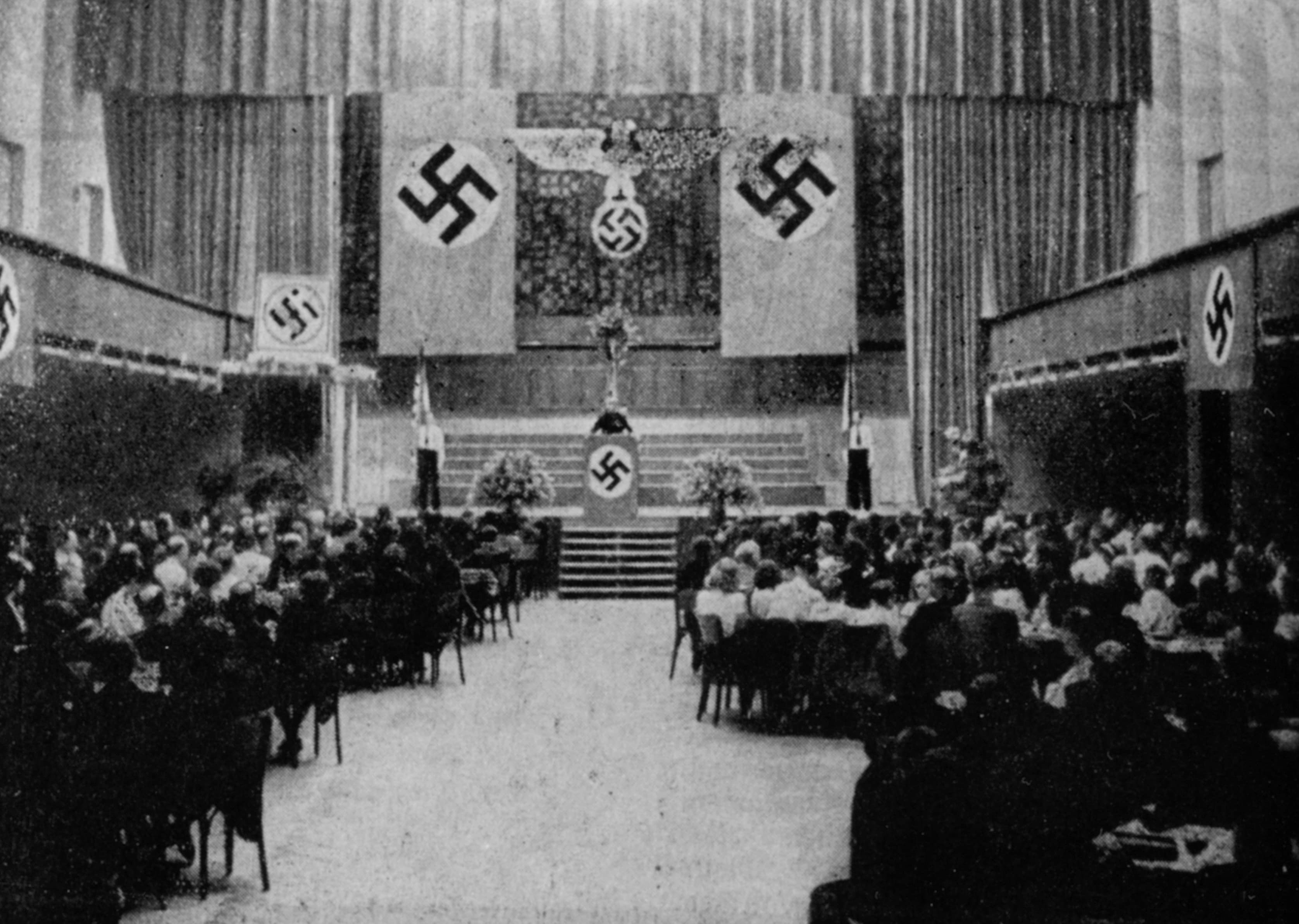 Im Kunst- und Kongresshaus Luzern fanden ab 1934 regelmässig Veranstaltungen der Auslandorganisation der NSDAP statt. Zur Erntedankfeier versammelten sich 1941 mehrere hundert Personen. (Stadtarchiv Luzern, F2a/Publikationen/05.01:02)