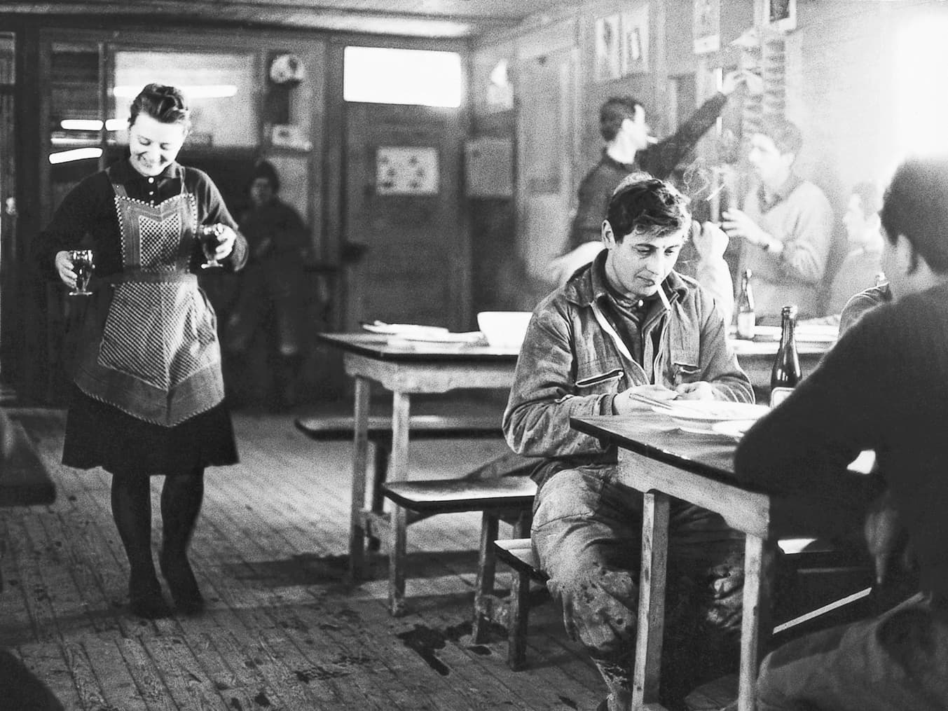 Kochen, Essen und Trinken in der Baracke – die Kantinen sind Bereiche, in denen auch Frauen eine Rolle spielten. (Gretlers Panoptikum)