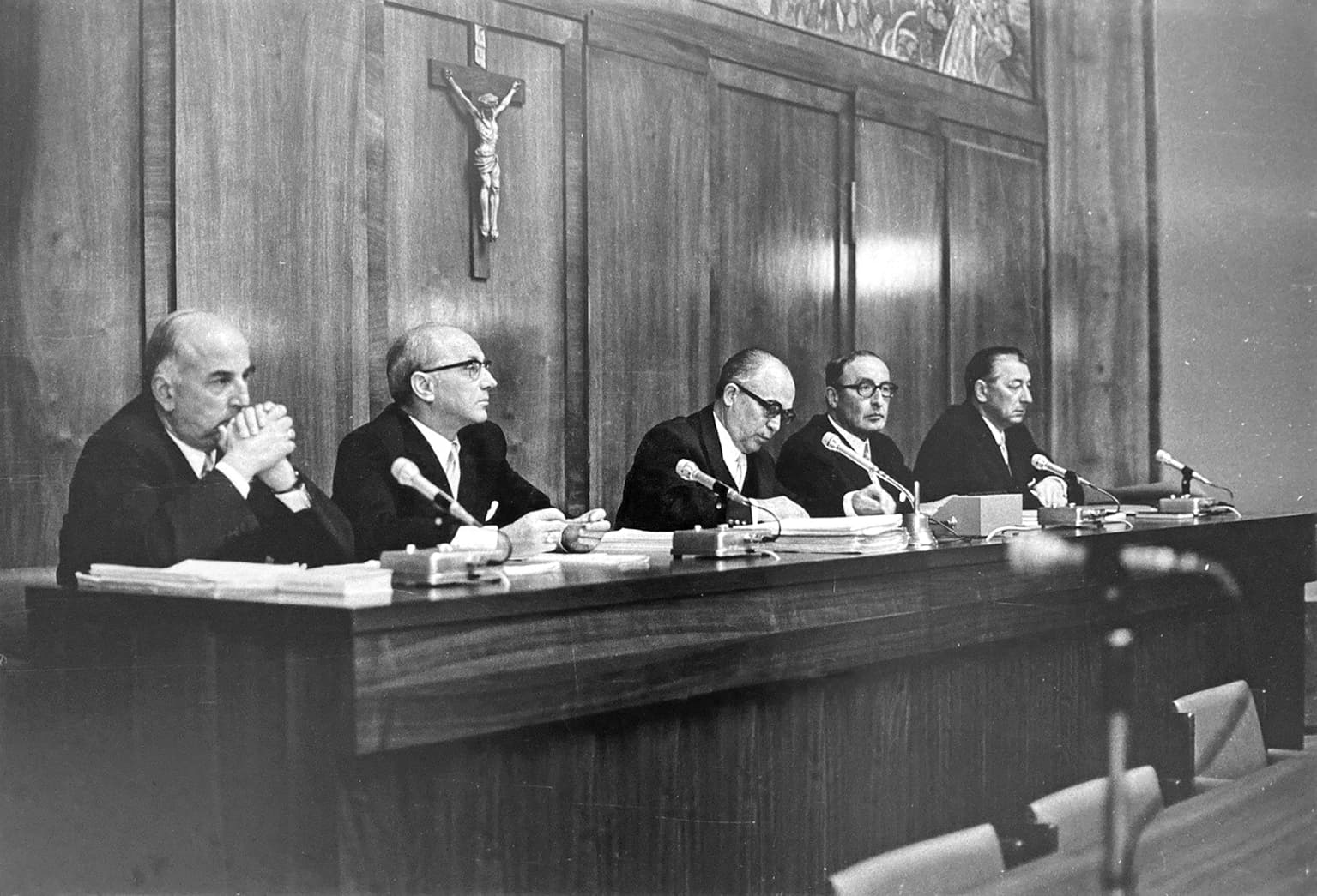 Das fünfköpfige Walliser Kantonsgericht: Paul-Eugen Burgener (links) plädierte als einziger Richter gegen den Frei- spruch der Angeklagten. (Philippe Schmid, Médiathèque Valais Martigny)