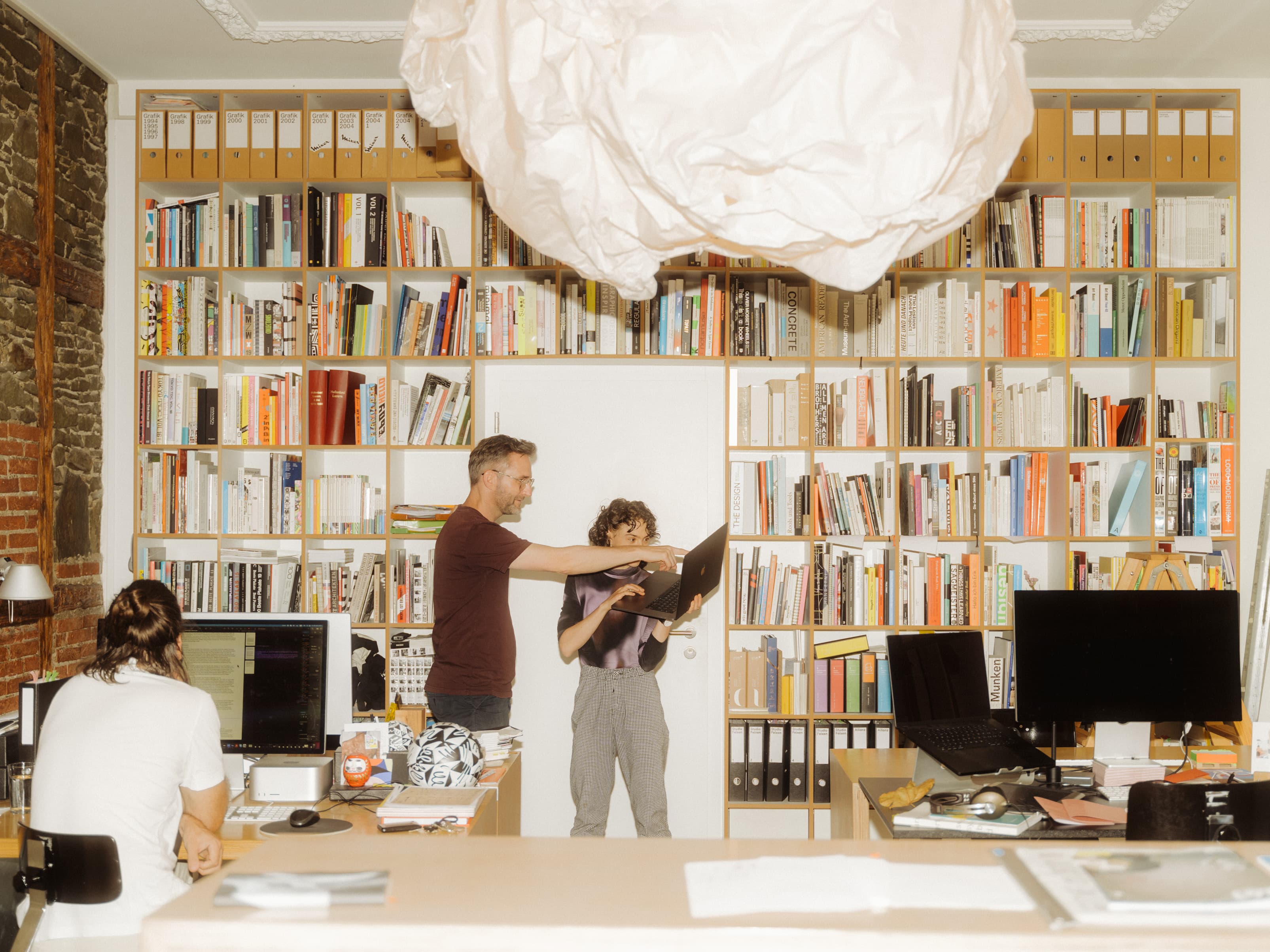 Bild von Erich Brechbühl und Jasmina Zarlenga im Büro, fotografiert von Sam Aebi
