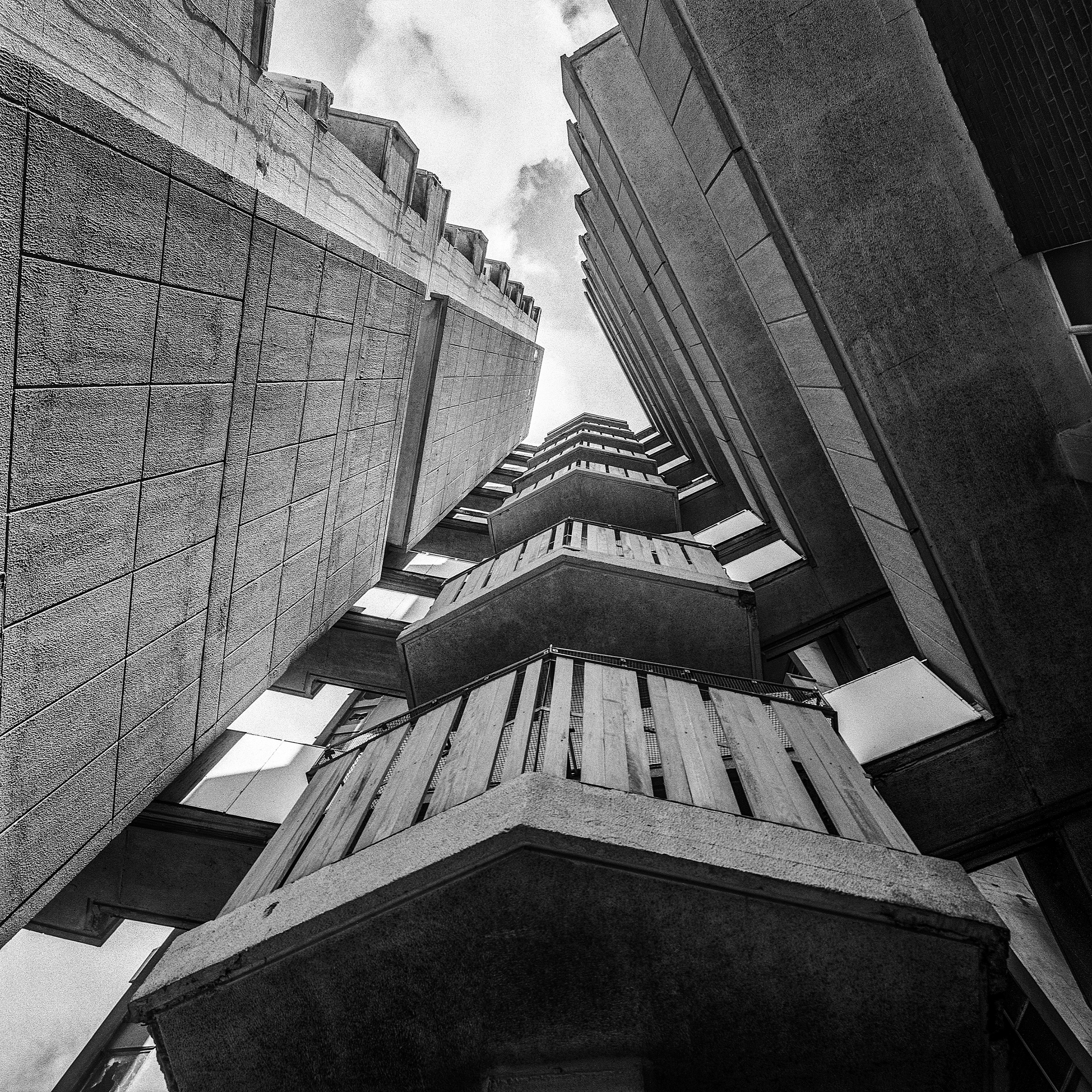 Simon Phipps: Keeling House, London, 1954–1957, Architekt: Denys Lasdun © Simon Phipps, Courtesy Museum im Bellpark
