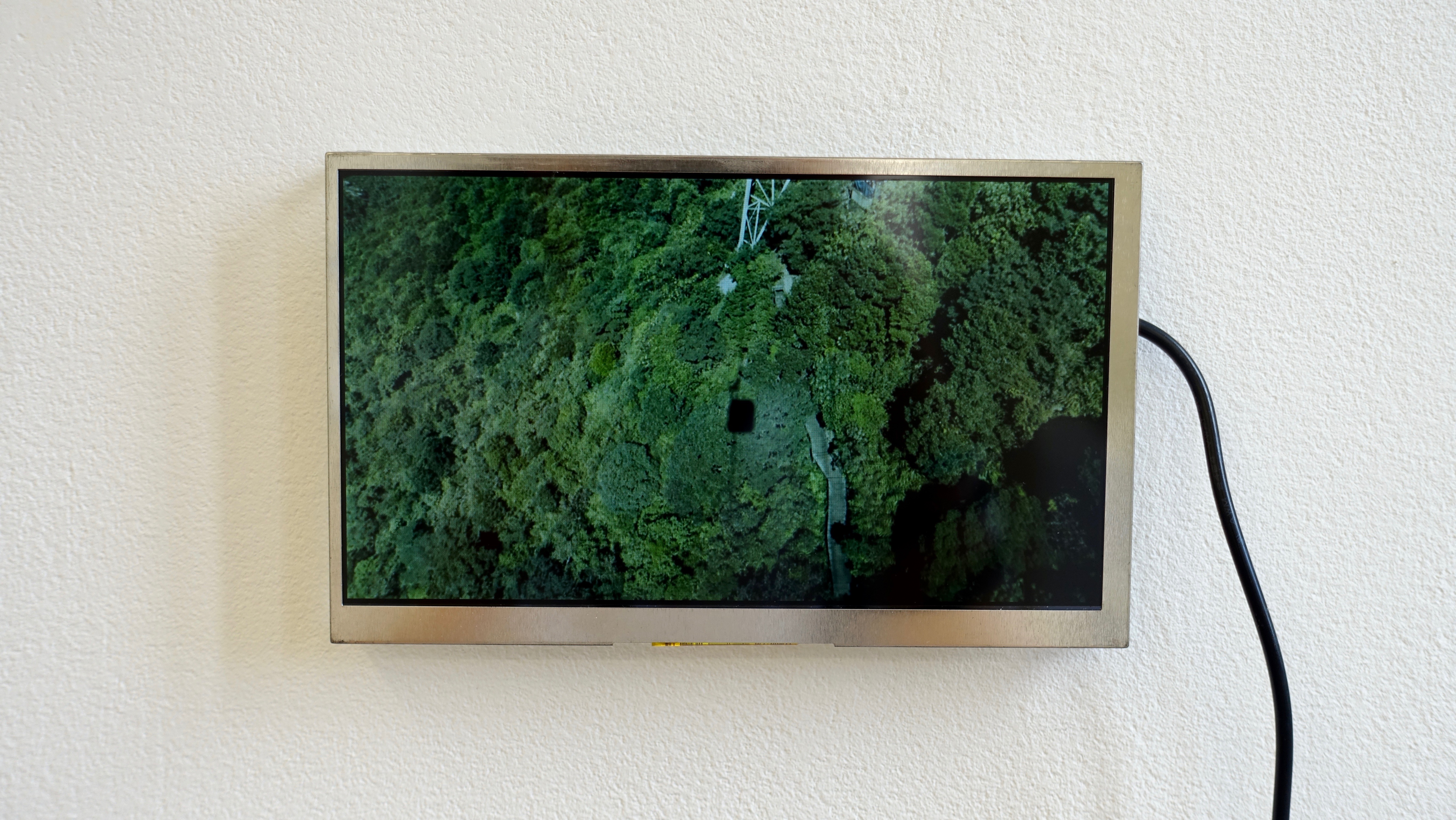 (Myrien Barth, «Der Zweifel», 4.3 Zoll LCD-Display und Acrylglas, 2017)